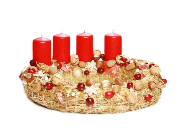 Een Decoratieve Kerstkrans Met Rode Kaarsen Geïsoleerd Een Witte Achtergrond — Stockfoto