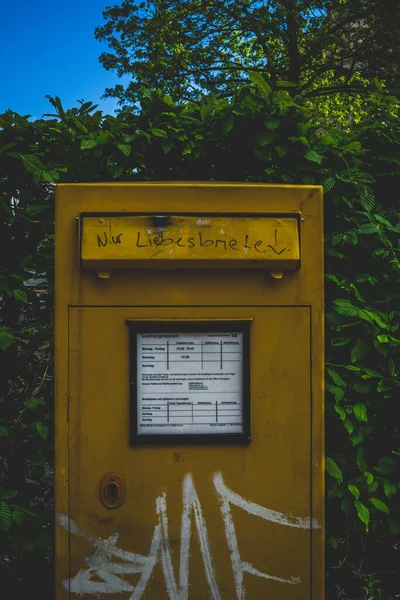 Vertikale Aufnahme Eines Gelben Briefkastens Nur Für Liebesbriefe — Stockfoto