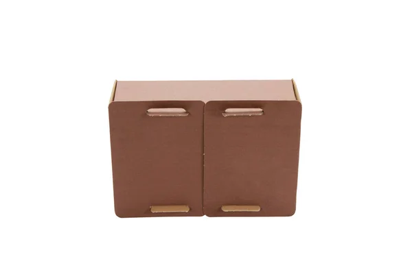 白い背景に隔離された閉じた茶色の箱 — ストック写真