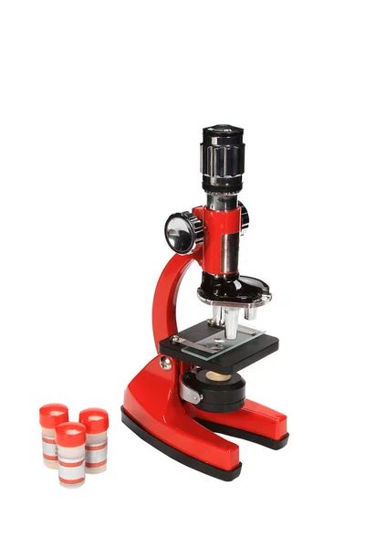 Pionowe Ujęcie Czerwonego Mikroskopu Odizolowane Białym Tle — Zdjęcie stockowe