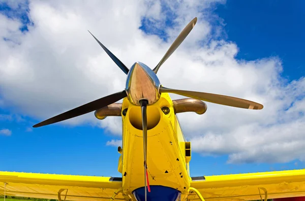 Tiro Hélice Ângulo Baixo Uma Aeronave Amarela — Fotografia de Stock