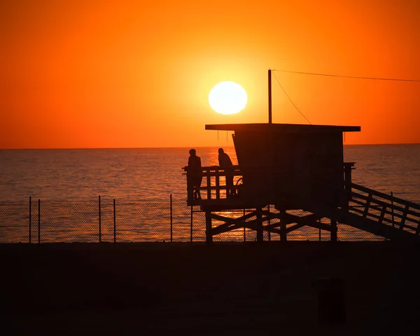 Beautiful Shot People Watching Sea Lifeguard Spot Orange Sunset — Stock Photo, Image