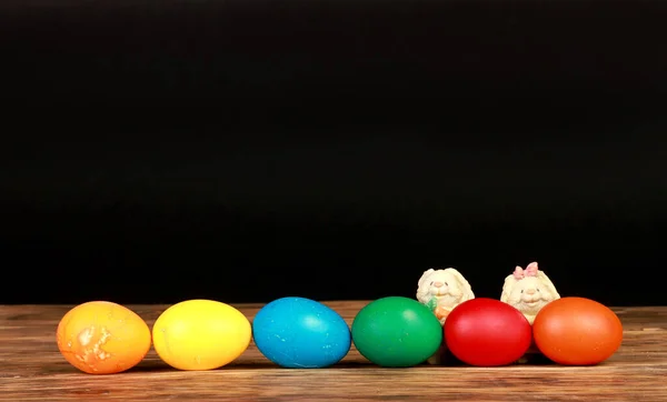 Een Close Van Zes Kleurrijk Versierde Eieren Een Houten Tafel — Stockfoto