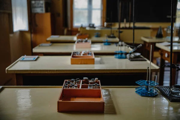 Eski Boş Bir Kimya Sınıfının Içinde Özel Ekipmanlarla Dolu Bir — Stok fotoğraf