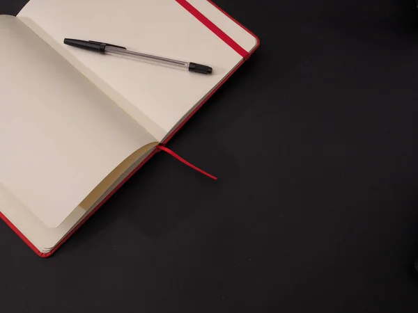 Крупный План Открытого Пустого Блокнота Текста Ручкой Изолированной Темном Фоне — стоковое фото
