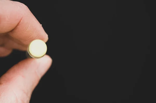 Tiro Ângulo Alto Uma Pessoa Segurando Uma Caneta Uma Superfície — Fotografia de Stock