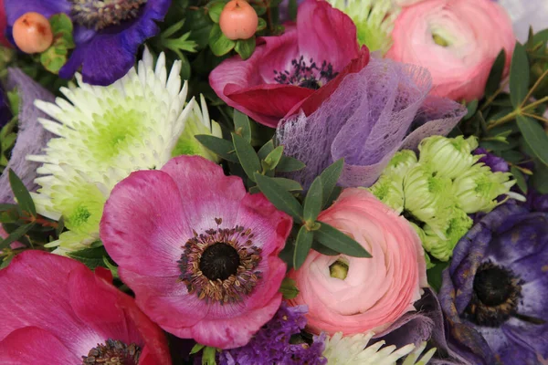 Egy Közeli Kép Egy Csokor Színes Virágról — Stock Fotó