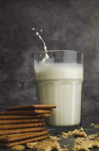 Вертикальний Шматок Печива Склянка Молока — стокове фото