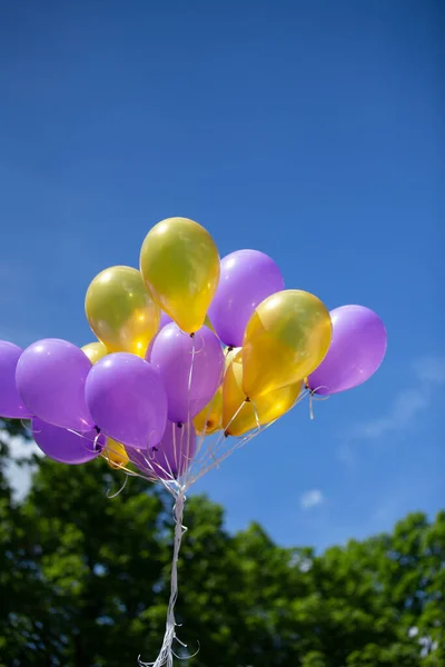 Ein Vertikaler Schuss Gelber Und Lila Heliumballons Himmel — Stockfoto