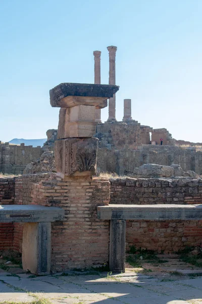Pionowe Ujęcie Słupów Ścian Słynnych Rzymskich Ruin Timgad Algieria — Zdjęcie stockowe