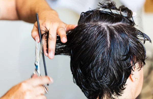 Nahaufnahme Eines Friseurs Der Haare Schneidet — Stockfoto