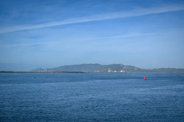 View Calm Sea Mountain Background Blue Sky — Stock Photo, Image