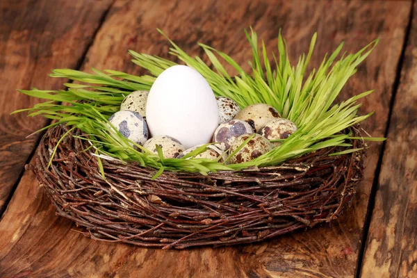 Een Top Uitzicht Close Van Drie Paaseieren Geplaatst Het Gras — Stockfoto