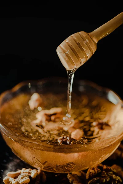 Dřevěná Medová Lžíce Namočená Sklenici Plné Medu Ořechů Umístěných Černém — Stock fotografie