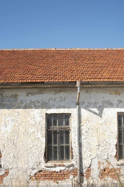 一座老房子的橙色砖瓦屋顶的垂直截图 — 图库照片