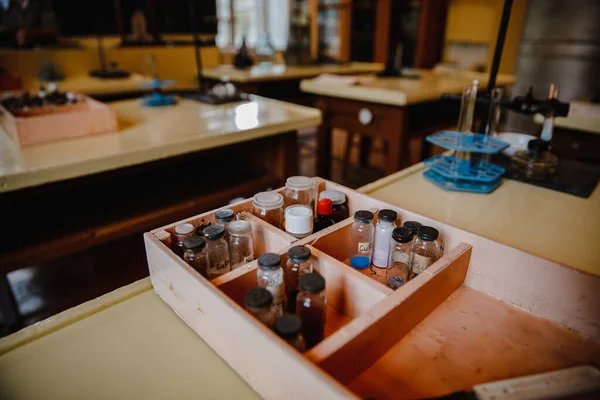 Nahaufnahme Eines Hölzernen Tabletts Mit Kleinen Glasflaschen Chemieunterricht — Stockfoto