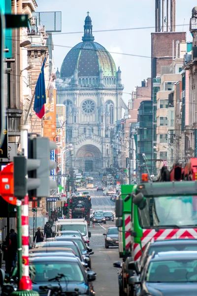 ベルギーの交通量と聖マリア教会と忙しい道路の垂直ショット — ストック写真