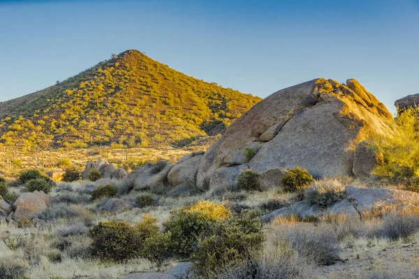 Eine Sonnenbeschienene Felsformation Und Ein Wüstenberg Morgenlicht Unter Klarem Himmel — Stockfoto