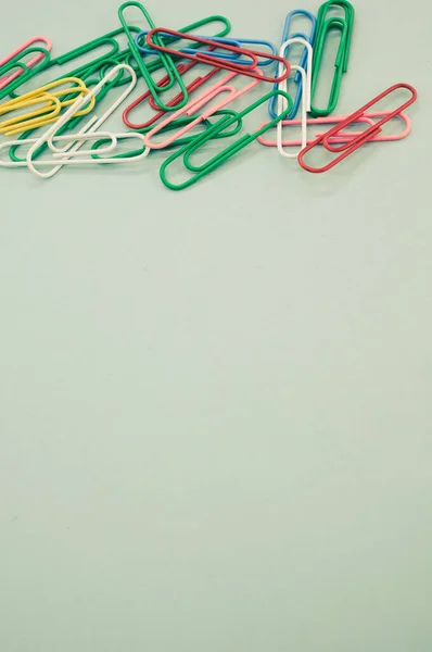Вертикальный Снимок Разноцветных Скрепок Листе Бумаги — стоковое фото