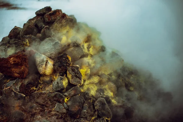 Tiro Close Uma Pilha Pedra Mineral Irregular Cercada Por Uma — Fotografia de Stock