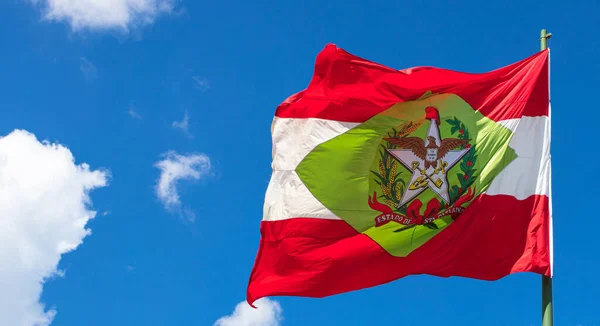 Låg Vinkel Skott Flaggan Santa Catarina Flaggstång Blå Himmel Och — Stockfoto