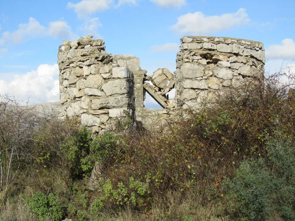 Zniszczone Budynki Wojskowe Nad Dubrownikiem Zabytki Wojny Jugosłowiańskiej — Zdjęcie stockowe