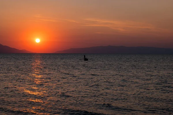 Uma Bela Vista Pôr Sol Sobre Oceano Com Barco Horizonte — Fotografia de Stock