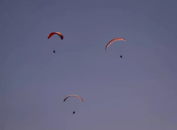 Três Pessoas Parasailing Céu — Fotografia de Stock