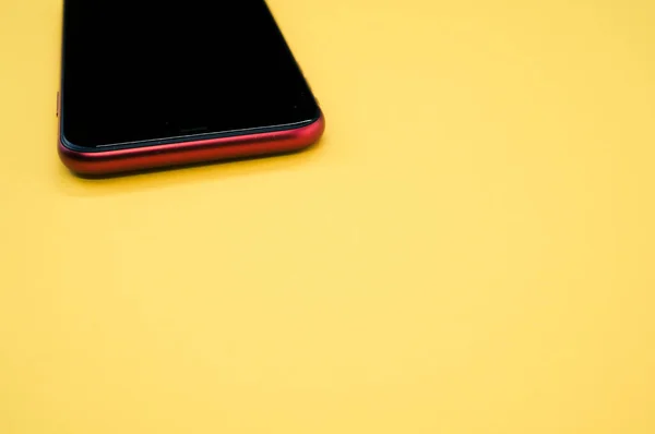 Gros Plan Smartphone Noir Rouge Sur Fond Jaune — Photo