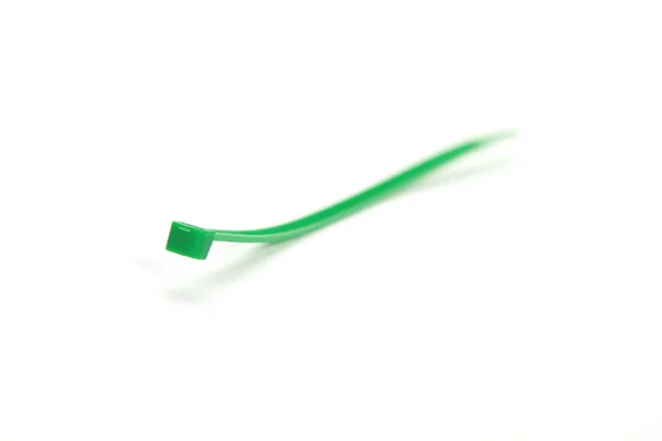 在白色背景上隔离的绿色电缆领带的特写镜头 — 图库照片