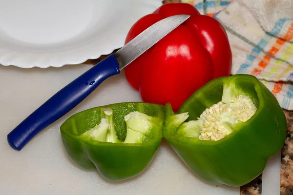 Closeup Shot Green Red Bell Peppers Cut Half Using Small — Stock Photo, Image