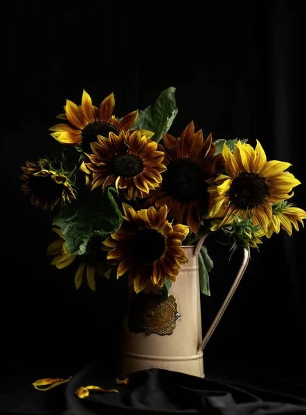 Ein Strauß Sonnenblumen Einer Blumenvase Auf Dunkelschwarzem Hintergrund — Stockfoto