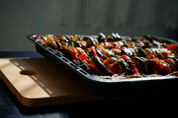 Fatto Casa Ratatouille Caldo Dal Forno Alla Luce Del Sole — Foto Stock