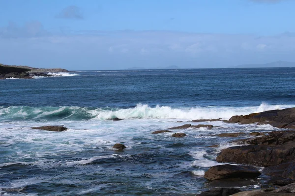 Paisaje Del Mar Rodeado Rocas Bajo Cielo Azul Nublado Perfecto —  Fotos de Stock