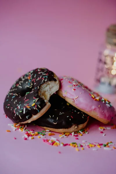 Uma Foto Close Deliciosos Donuts Chocolate Com Polvilhas Notas Amor — Fotografia de Stock