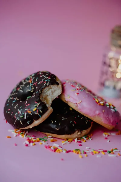 Närbild Bild Läckra Chokladmunkar Med Strössel Och Kärleksnoter Rosa Bakgrund — Stockfoto