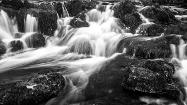 Živé Scenérie Řeky Tekoucí Přes Skály Dlouhou Expozicí — Stock fotografie