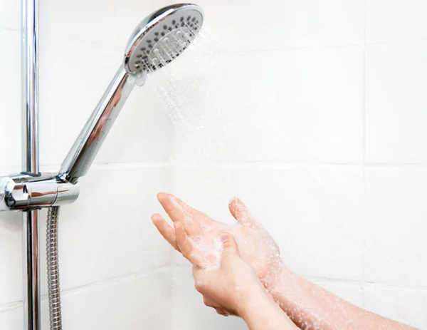 Primer Plano Las Manos Femeninas Con Espuma Bajo Ducha — Foto de Stock