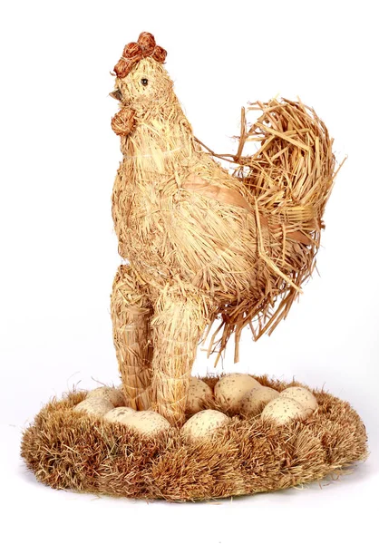 Крупный План Курицы Сделанной Пшеничных Палочек Гнезде Пасхальными Яйцами — стоковое фото