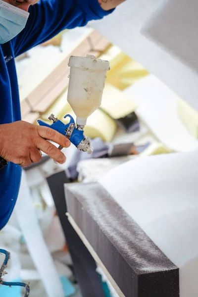 Een Verticale Opname Van Een Meubelmaker Die Bekledingslijm Spuit Een — Stockfoto