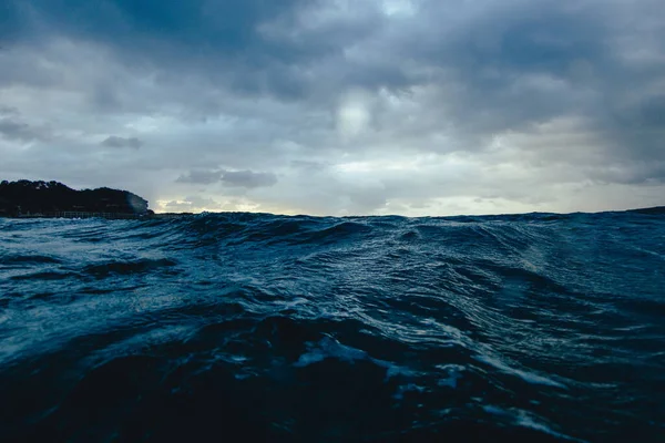 夕日の海泡で海の波が飛び交う美しい景色 — ストック写真
