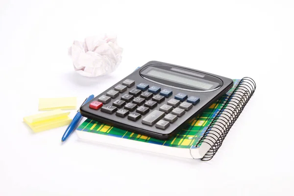 Taschenrechner Notizbuch Stift Und Aufkleber Isoliert Auf Weißem Hintergrund — Stockfoto