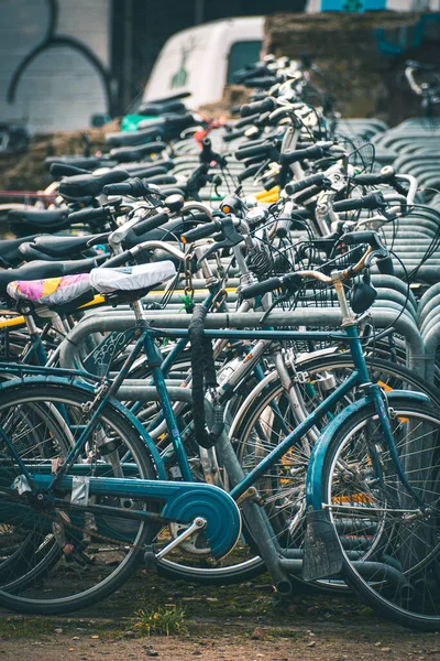 Tiro Vertical Bicicletas Estacionadas Cidade — Fotografia de Stock