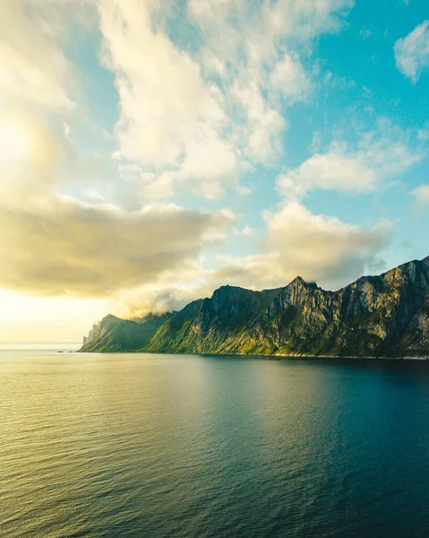 Norveç Kayalık Kayalıklarla Çevrili Güzel Bir Deniz Manzarası — Stok fotoğraf