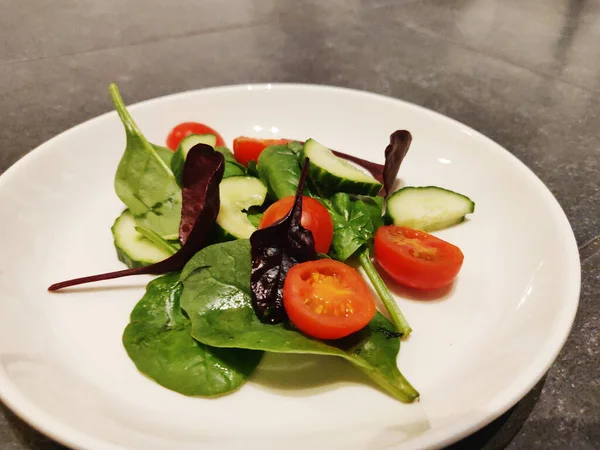 Beyaz Tabakta Taze Sebze Salatası Yakın Plan Çekimi — Stok fotoğraf