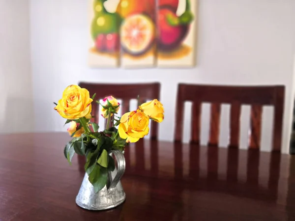 Closeup Shot Yellow Roses Table — Stock Photo, Image