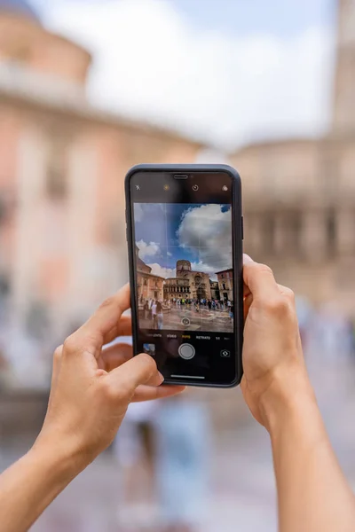 Руки Туристки Фотографирующей Мобильный Телефон Площади Plaza Virgen Валенсия Испания — стоковое фото