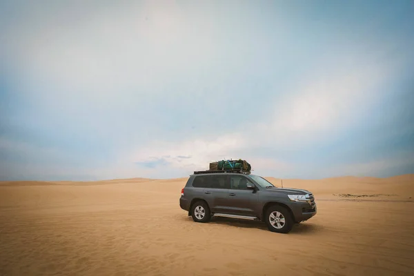 Une Voiture Sur Une Large Plage Sable — Photo