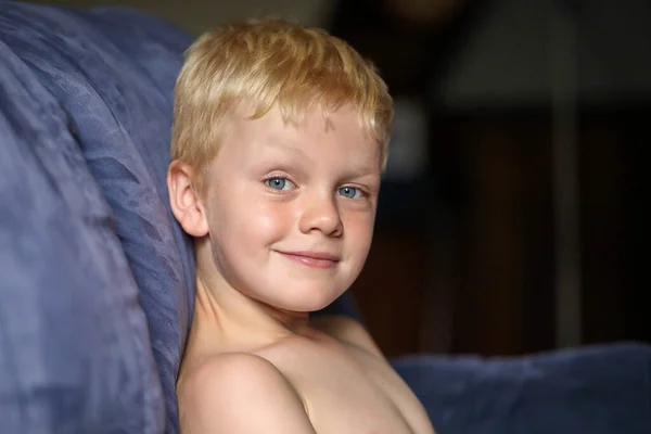 Seorang Anak Pirang Bermata Biru Santai Sofa Tanpa Kemeja — Stok Foto