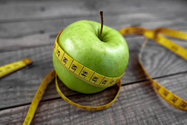 Primer Plano Una Manzana Verde Midió Medidor Sobre Fondo Madera — Foto de Stock